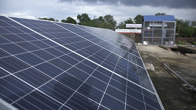 Stacja ładowanie e-rikszy zasilana energią słoneczną Stacja ładowanie e-rikszy zasilana energią słoneczną