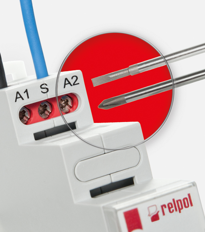 Zaciski przekaźników wyposażone są w uniwersalną śrubę pozwalającą na pracę z wkrętakami płaskimi i krzyżakowymi. Zaciski przekaźników wyposażone są w uniwersalną śrubę pozwalającą na pracę z wkrętakami płaskimi i krzyżakowymi.