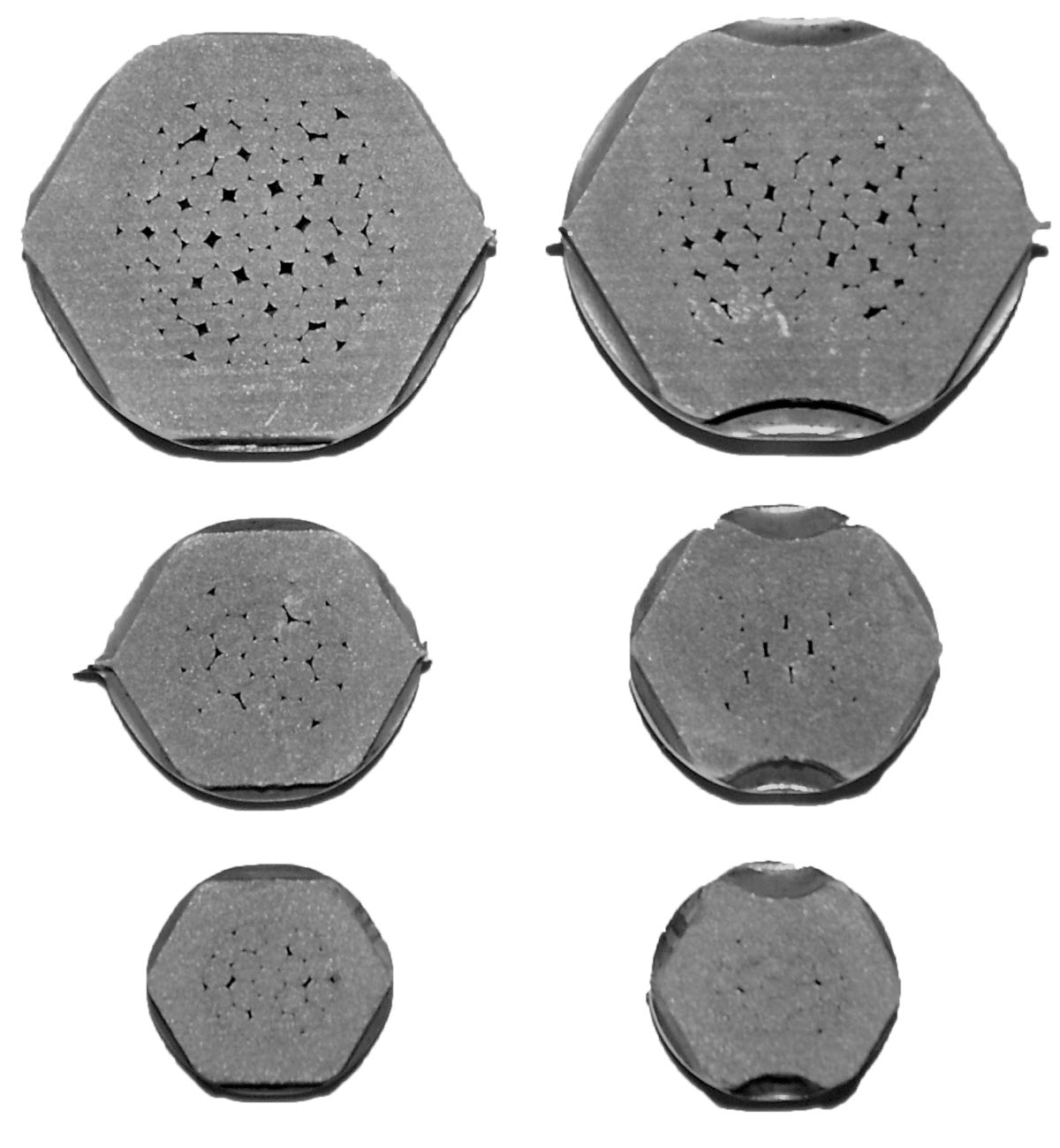 Rys. 6. Różnice w ilości pustej przestrzeni między poszczególnymi żyłami kabla przy zaciśnięciu końcówki na kablu RMC matrycą sześciokątną oraz sześciokątną z kłami.