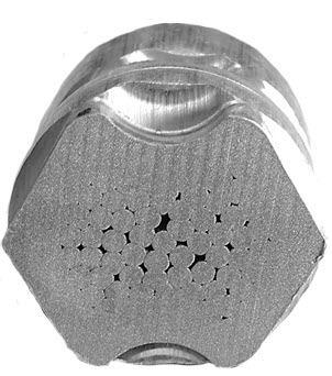  Rys. 5. Standardowa końcówka aluminiowa zaprojektowana do żył RM klasy 2 zaciśnięta na żyle kabla aluminiowego typu RMC klasy 2 za pomocą specjalnie opracowanej matrycy typu MW.