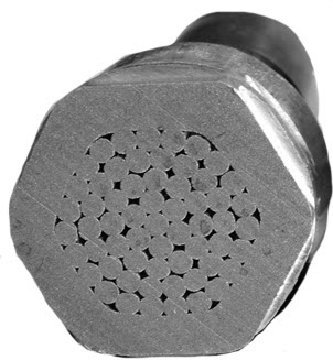 Rys. 4. Przekrój poprzeczny aluminiowej końcówki kablowej, przedstawiający ilość wolnej przestrzeni po zaprasowaniu jej na kablu typu RMC klasy 2, standardową sześciokątną matrycą dedykowaną.