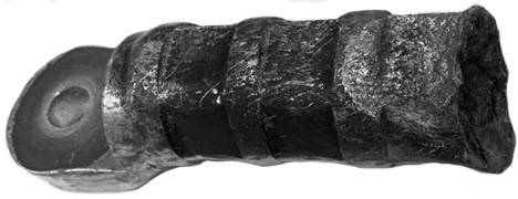 Rys. 2. Końcówka aluminiowa w wykonaniu DIN zaciśnięta za pomocą matrycy sześciokątnej na kablu aluminiowym z żyłą typu RMC, która uległa przepaleniu podczas zwarcia.