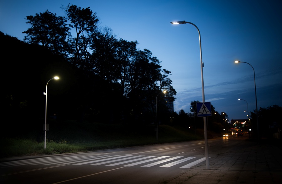 Inteligentne przejście dla pieszych w Gdańsku przy Trakcie Św. Wojciecha jest oświetlone zgodnie z europejską normą PN−EN 13 201:2005. Fot. Energa Oświetlenie.