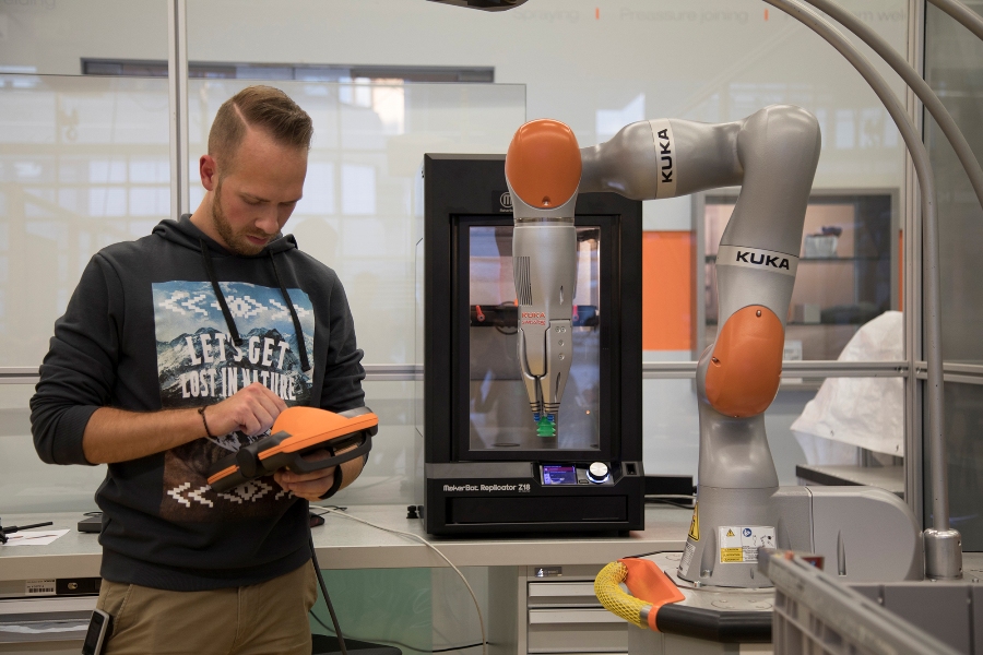 KUKA produkuje części do robotów na drukarkach 3D MakerBot Z18 KUKA produkuje części do robotów na drukarkach 3D MakerBot Z18