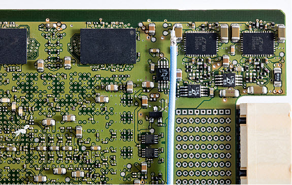 Przewód bez końcówki nie ogranicza pasma sondy i zapewnia doskonałe połączenie bezpośrednio z punktem pomiarowym. Przewód bez końcówki nie ogranicza pasma sondy i zapewnia doskonałe połączenie bezpośrednio z punktem pomiarowym.