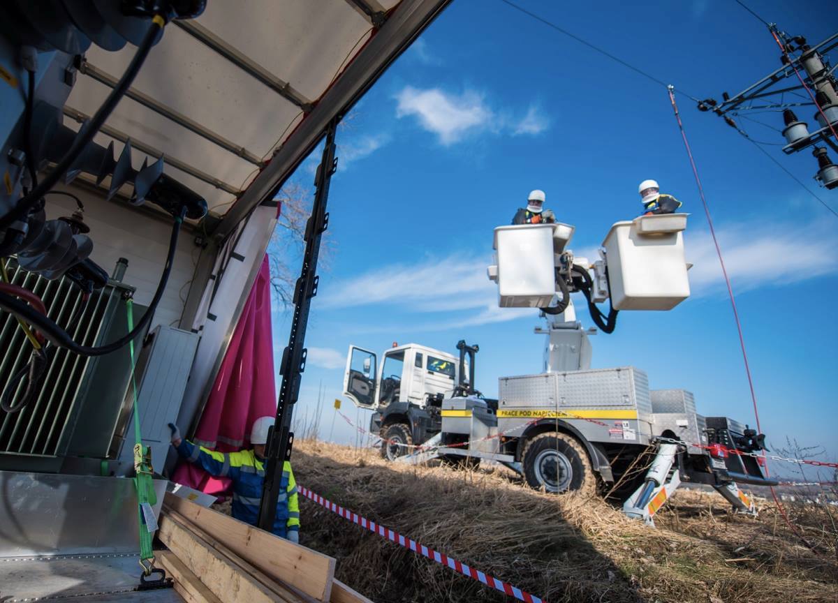 Podłączenie awaryjnego urządzenia zasilającego może odbywać się bez wyłączania linii energetycznej, czyli w technologii prac pod napięciem. Podłączenie awaryjnego urządzenia zasilającego może odbywać się bez wyłączania linii energetycznej, czyli w technologii prac pod napięciem.
