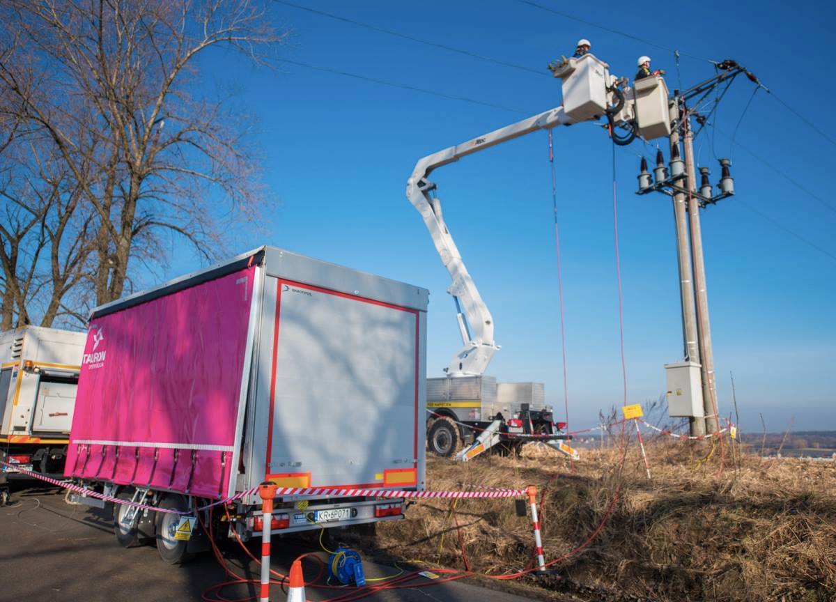 Mobilne Urządzenie Zasilające (MUZ) jest stosowane przede wszystkim na terenach wiejskich Mobilne Urządzenie Zasilające (MUZ) jest stosowane przede wszystkim na terenach wiejskich