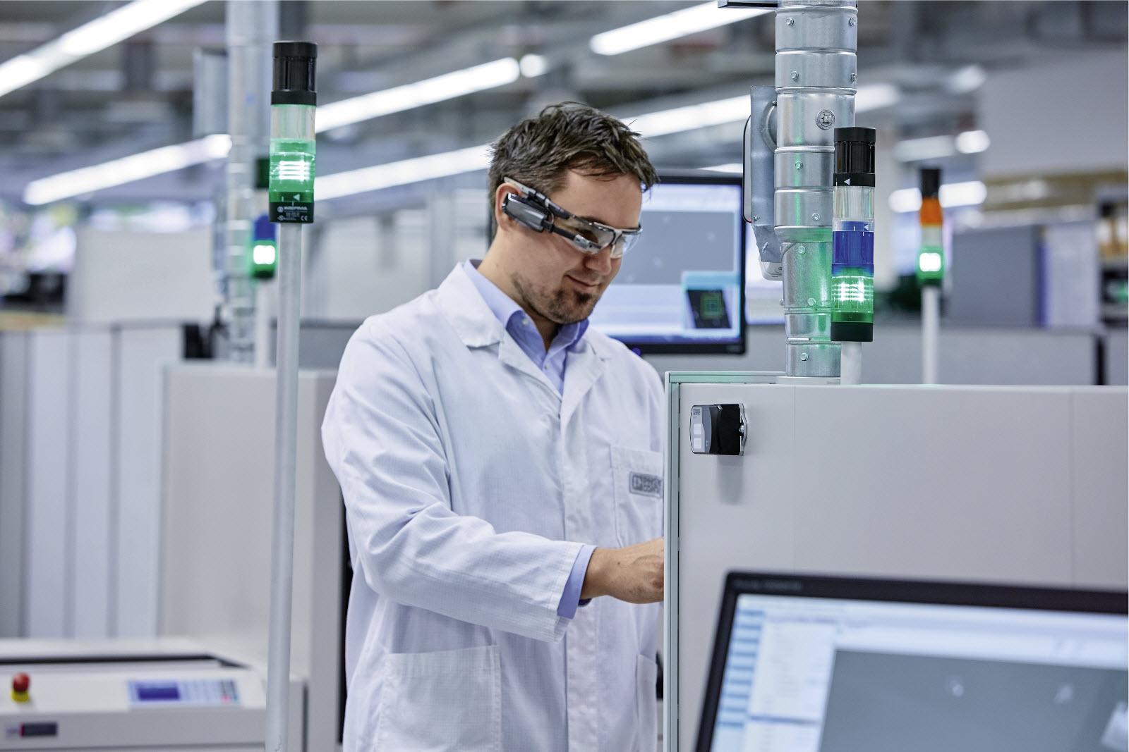 Rys. 2. Coraz więcej producentów maszyn zapewnia swoim klientom możliwość korzystania z inteligentnych urządzeń, np. tabletów czy inteligentnych okularów, do pracy na maszynie. Rys. 2. Coraz więcej producentów maszyn zapewnia swoim klientom możliwość korzystania z inteligentnych urządzeń, np. tabletów czy inteligentnych okularów, do pracy na maszynie.