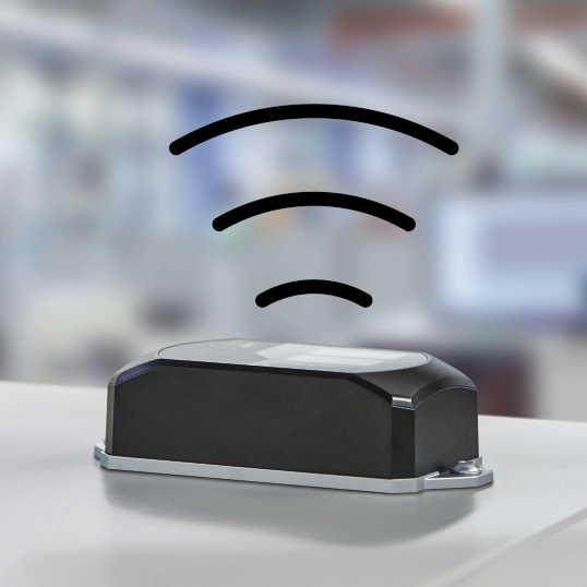 Rys. 4. WLAN 1100 to ekonomiczne, kompletne rozwiązanie obejmujące zintegrowane anteny i moduł bezprzewodowy i umożliwiające prostą instalację szybkiej i stabilnej sieci WLAN w maszynie. Rys. 4. WLAN 1100 to ekonomiczne, kompletne rozwiązanie obejmujące zintegrowane anteny i moduł bezprzewodowy i umożliwiające prostą instalację szybkiej i stabilnej sieci WLAN w maszynie.