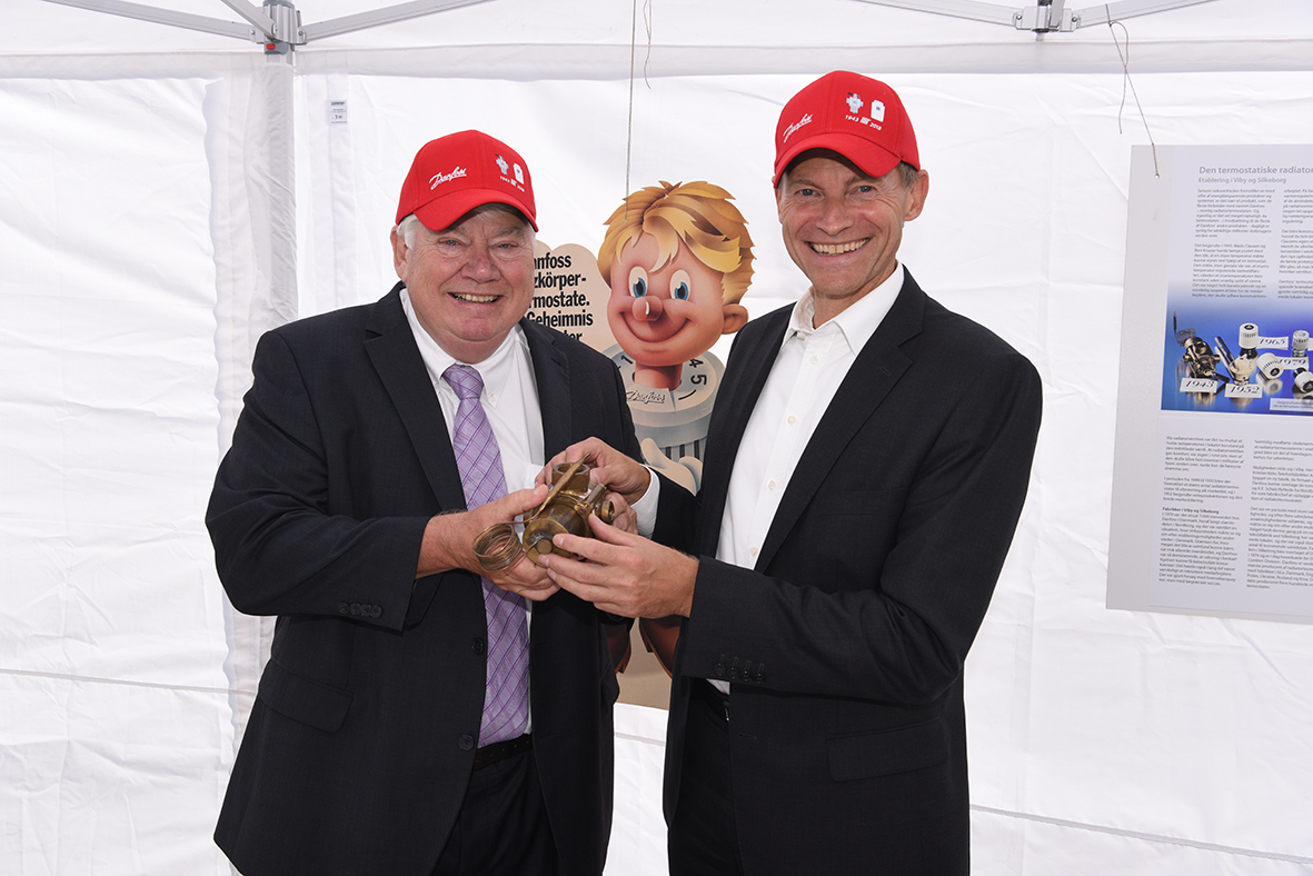 Jørgen Mads Clausen i Kim Fausing z pierwszym termostatem Jørgen Mads Clausen i Kim Fausing z pierwszym termostatem