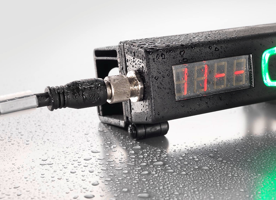 Fot.4. Solidna obudowa o parametrach IP54 i IK05 oraz połączenia za pomocą kabli ekranowanych, umożliwiają niezawodne działanie wyświetlaczy strefowych w trudnych warunkach przemysłowych.