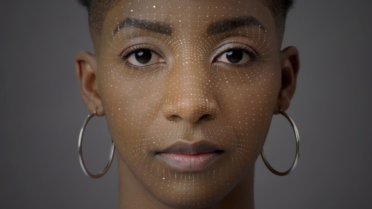 dot projector wytwarza kilka tysięcy punktów światła podczerwonego (IR) na twarzy dot projector wytwarza kilka tysięcy punktów światła podczerwonego (IR) na twarzy