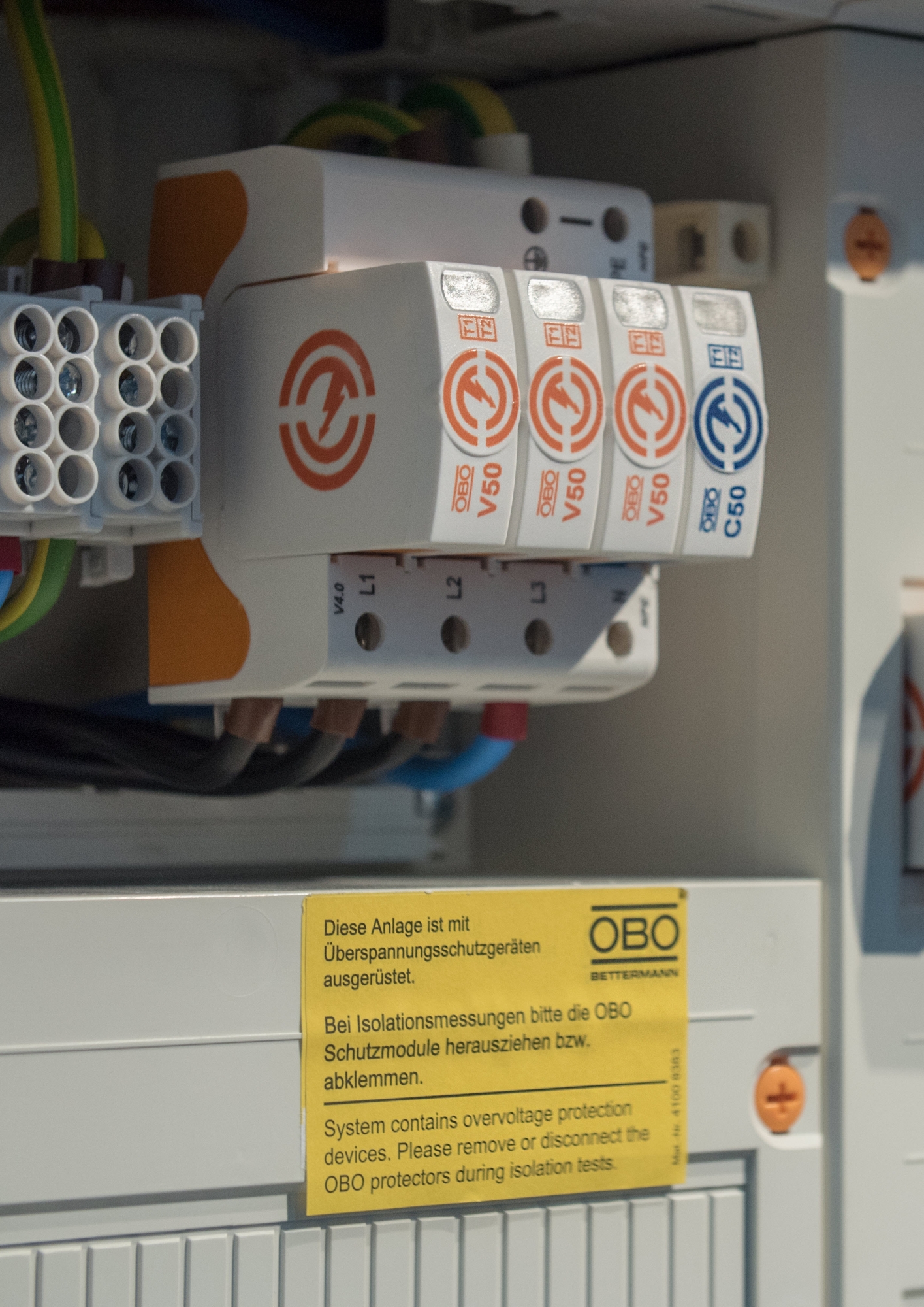 Uniwersalny ogranicznik Typu 1 (1+2) do instalacji TN-S, TT i TN-C-S w budynkach z ochroną odgromową LPL III i IV oraz w budynkach bez systemu zewnętrznej ochrony odgromowej zasilanych linią napowietrzną Uniwersalny ogranicznik Typu 1 (1+2) do instalacji TN-S, TT i TN-C-S w budynkach z ochroną odgromową LPL III i IV oraz w budynkach bez systemu zewnętrznej ochrony odgromowej zasilanych linią napowietrzną