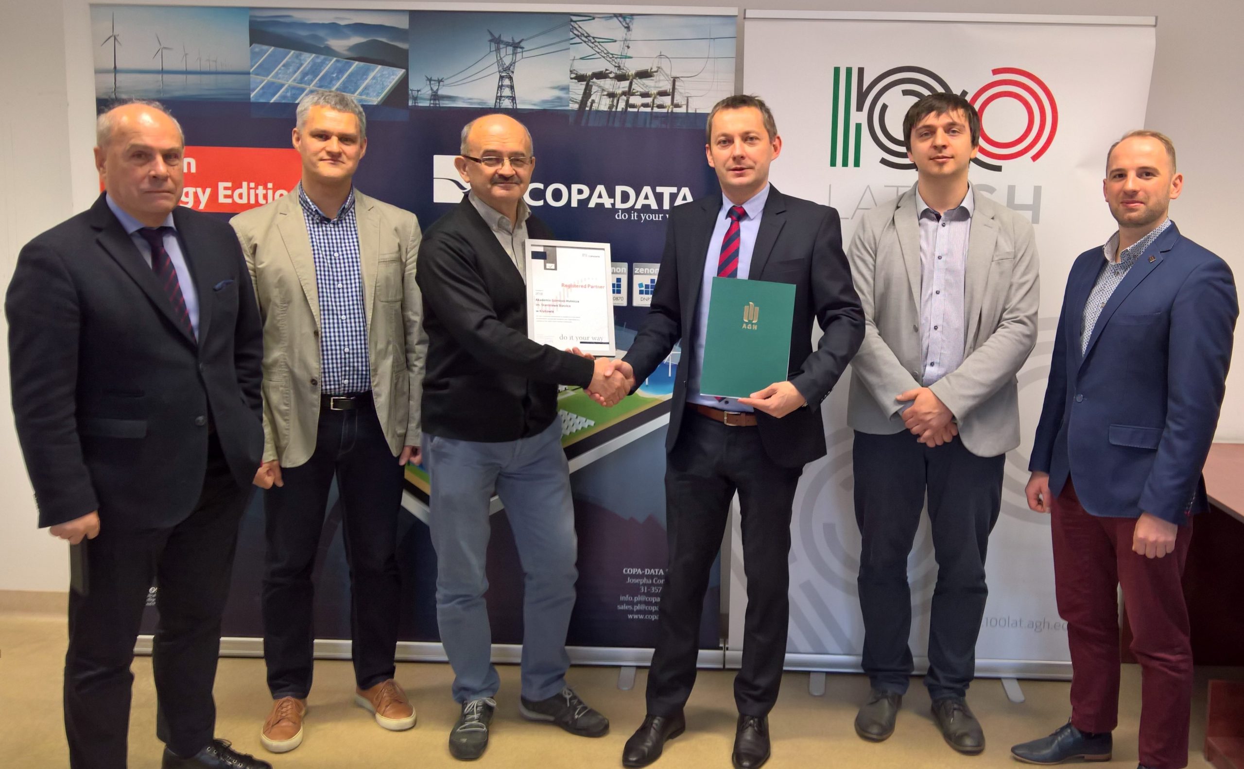 Uroczysty moment wręczenia Certyfikatu Partnerskiego, panu: dr hab. inż., prof. AGH - Andrzejowi Bień (na zdj. czwarty od lewej), przez przedstawiciela COPA-DATA - Tomasza Papaj (na zdjęciu trzeci od lewej). Pozostali uczestnicy uroczystości, od prawej: mgr inż. Krzysztof Woźny, mgr inż. Mateusz Dutka, dr inż. Andrzej Firlit, prof. dr hab. inż. Zbigniew Hanzelka.