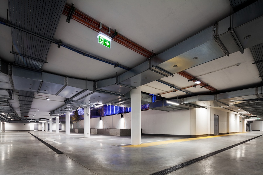 Oświetlenie awaryjne na parkingu, fot. COMARCH