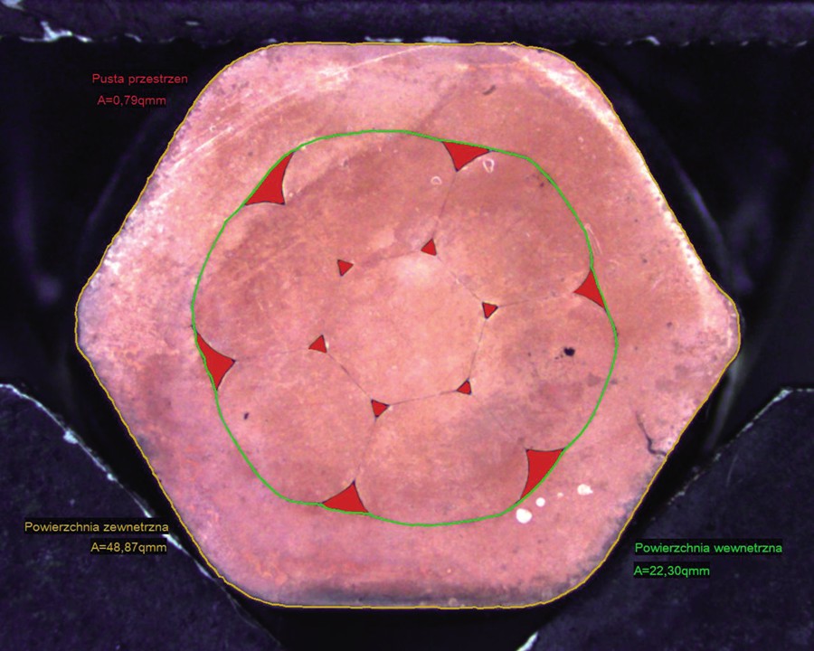 Końcówka dedykowana do żyły RMC 25mm2 zaciśnięta za pomocą dedykowanej matrycy Końcówka dedykowana do żyły RMC 25mm2 zaciśnięta za pomocą dedykowanej matrycy