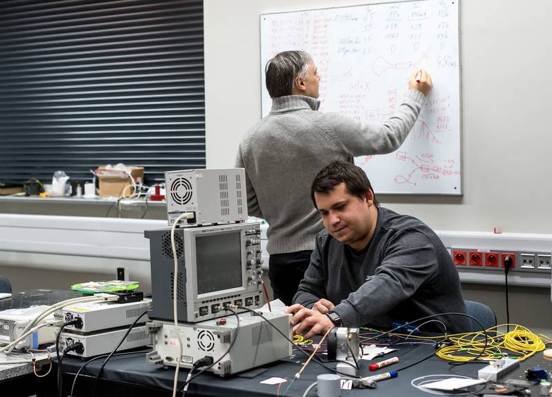 dr hab. inż. Sławomir Sujecki, prof. uczelni i dr inż. Łukasz Sójka