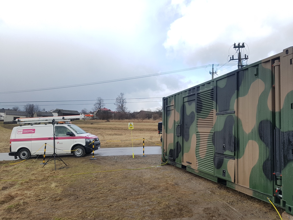 Kontenerowa Elektrownia Polowa to zestaw agregatów dużej mocy TAURON i wojsko testują zasilanie awaryjne