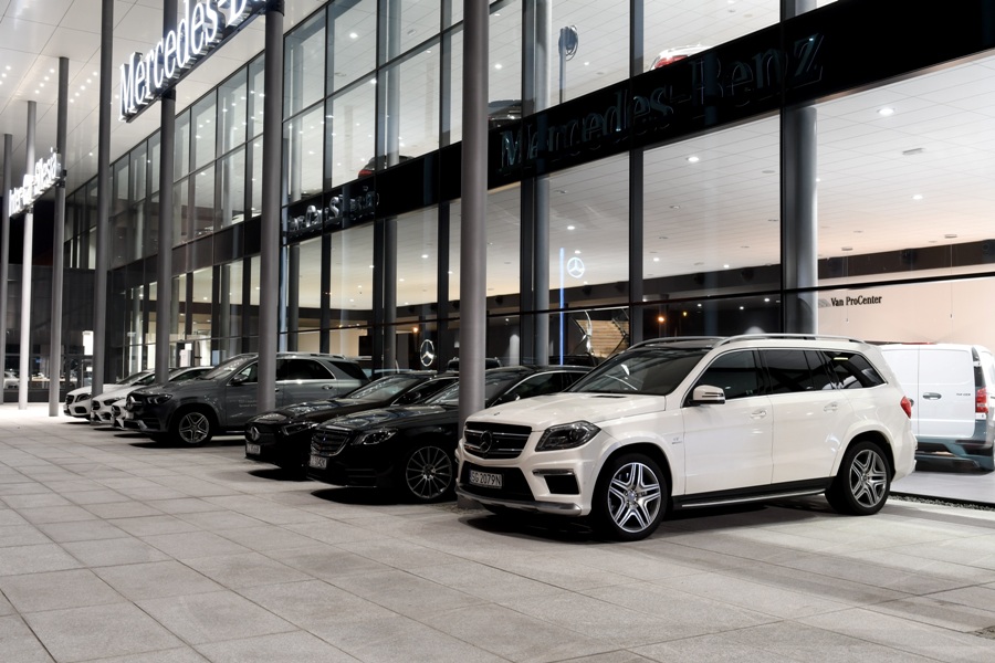 Salon Mercese-Benz z zewnątrz - fot. Inter-Car Silesia