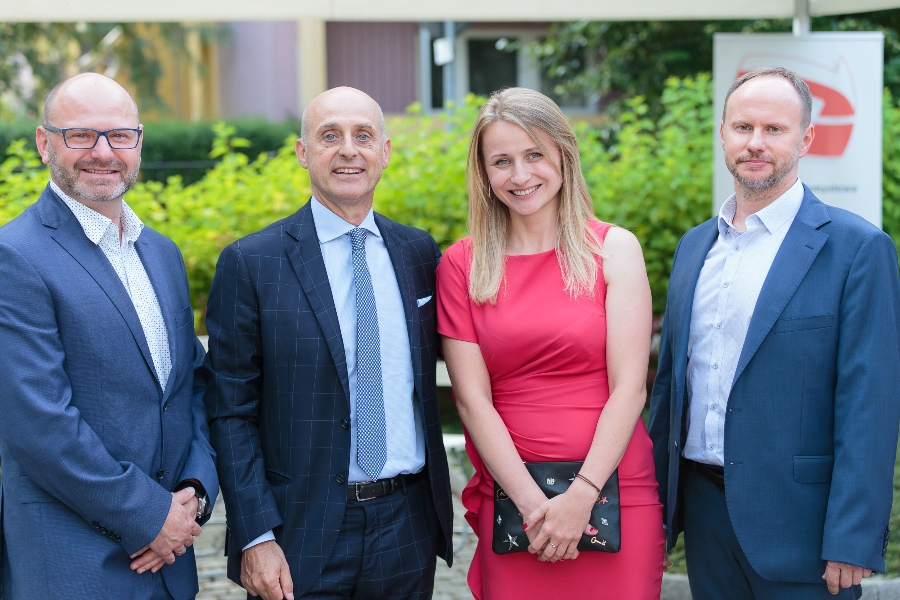 Przedstawiciele Beghelli wraz z Ambasadorem Włoch