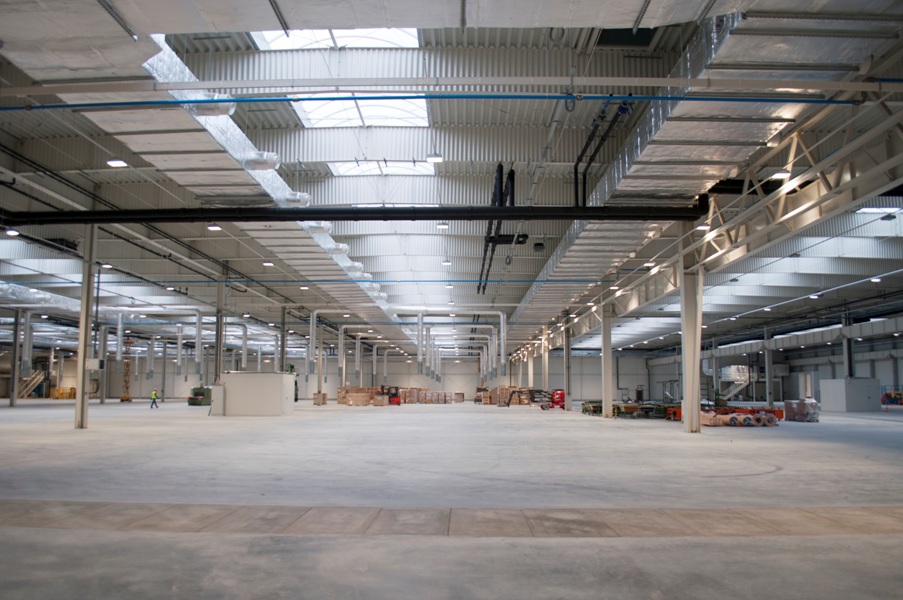 Wnętrze hali z oświetleniem LED od Beghelli