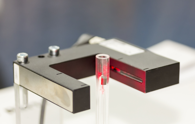 Jak działa czujnik fotoelektryczny? Jak działa czujnik fotoelektryczny?