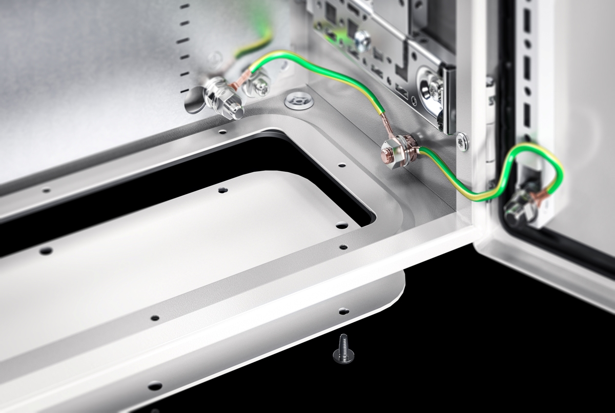 Więcej przestrzeni: płyty kołnierzowe, przez które przeprowadza się przewody w podłodze szafy sterowniczej, zapewniają średnio 35% więcej miejsca w porównaniu do poprzednich modeli. Więcej przestrzeni: płyty kołnierzowe, przez które przeprowadza się przewody w podłodze szafy sterowniczej, zapewniają średnio 35% więcej miejsca w porównaniu do poprzednich modeli.