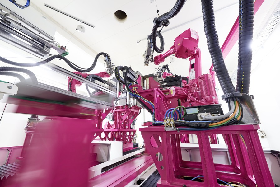 Przemysł 4.0 w praktyce: produkcja kompaktowych obudów sterowniczych AX i obudów małogabarytowych KX odbywa się w nowo wybudowanym zakładzie w Haiger. Najnowocześniejszy na świecie zakład produkujący kompaktowe obudowy stawia w całości na koncepcje Przemysłu 4.0 i wysoce zautomatyzowane procesy, aby zagwarantować ciągłą dostępność produktów. Przemysł 4.0 w praktyce: produkcja kompaktowych obudów sterowniczych AX i obudów małogabarytowych KX odbywa się w nowo wybudowanym zakładzie w Haiger. Najnowocześniejszy na świecie zakład produkujący kompaktowe obudowy stawia w całości na koncepcje Przemysłu 4.0 i wysoce zautomatyzowane procesy, aby zagwarantować ciągłą dostępność produktów.