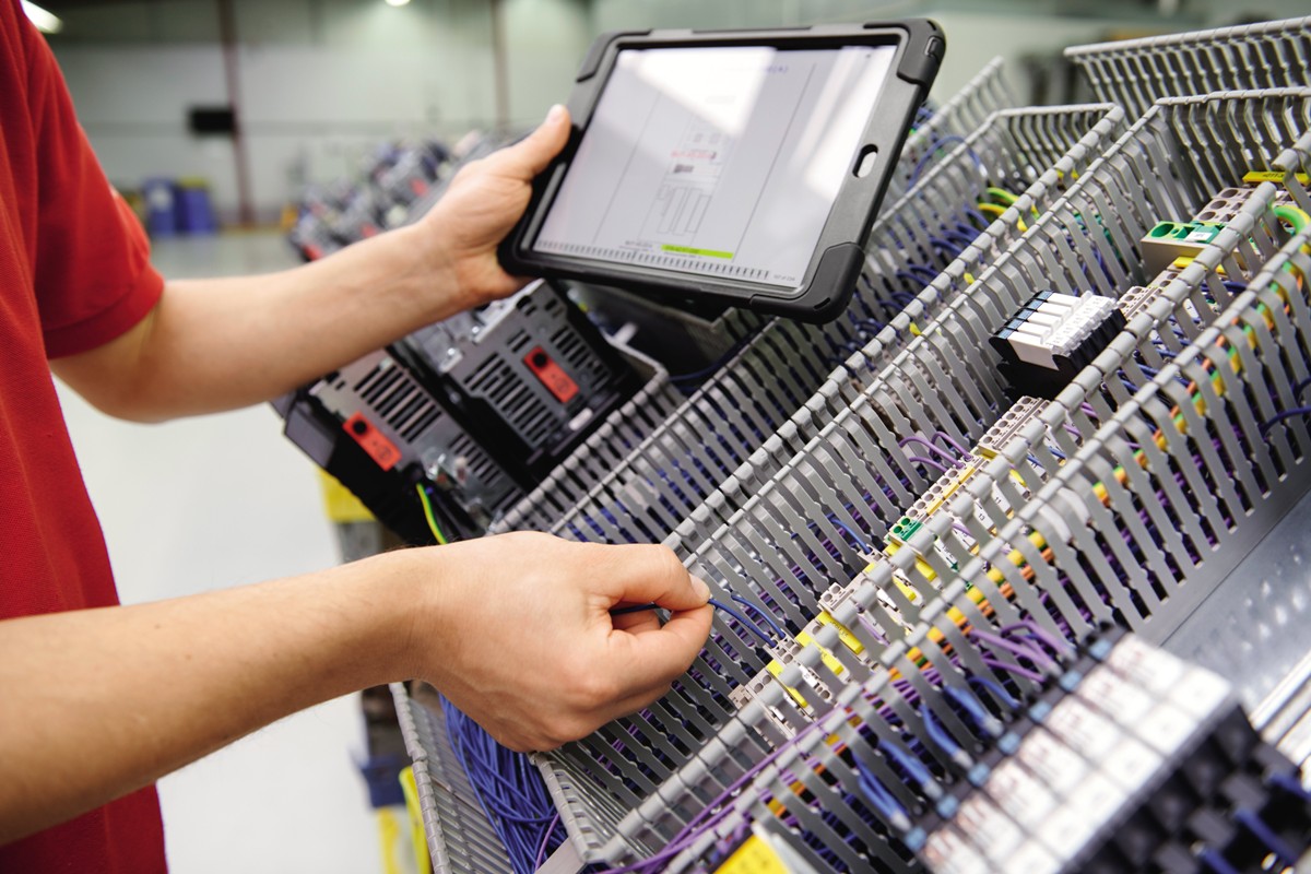 Konfekcjonowanie przewodów i nowoczesna prefabrykacja szaf w firmie Ripploh Elektrotechnik Konfekcjonowanie przewodów i nowoczesna prefabrykacja szaf w firmie Ripploh Elektrotechnik