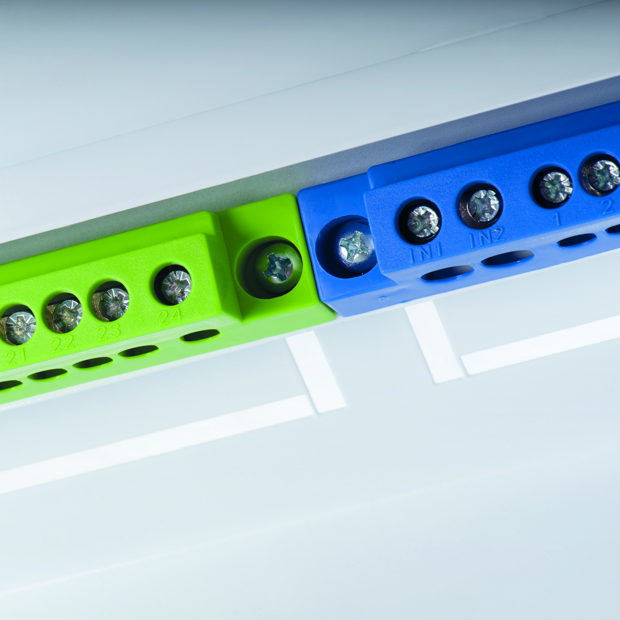 Obecność szyn ochronnych i neutralnych sprawiają, że prefabrykacja rozdzielnicy przebiega sprawnie. Dodatkowo obecność szyn ochronnych i neutralnych sprawiają, że prefabrykacja rozdzielnicy przebiega sprawnie.