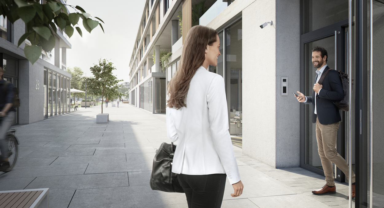 ABB Welcome IP wita gości już na wejściu do budynku, zapewniając dwustronną komunikację