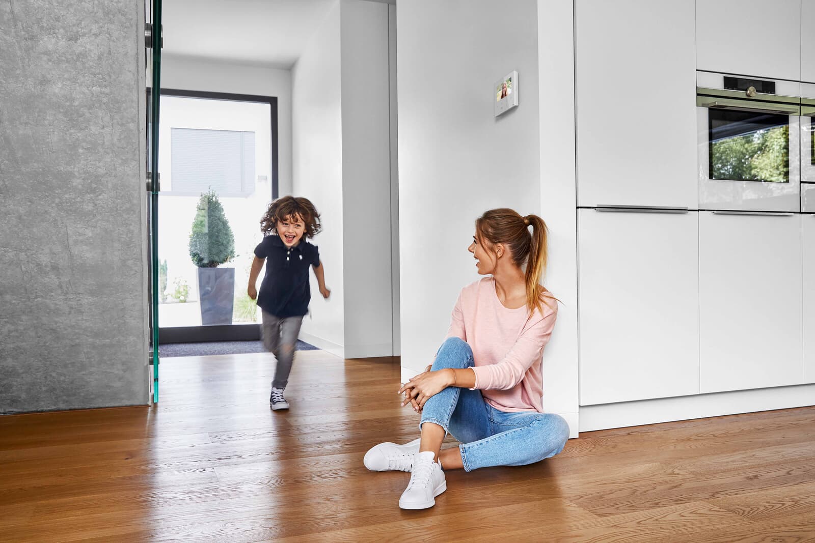 Wewnętrzna stacja wideo ABB-Welcome 4,3 cala z Wi-Fi Wewnętrzna stacja wideo ABB-Welcome 4,3 cala z Wi-Fi