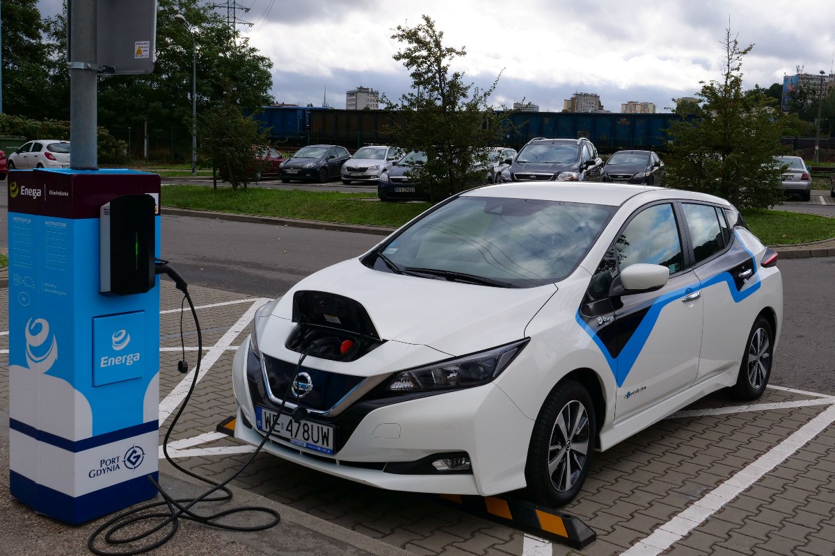 Stacje ładowania na słupach oświetleniowych Energa