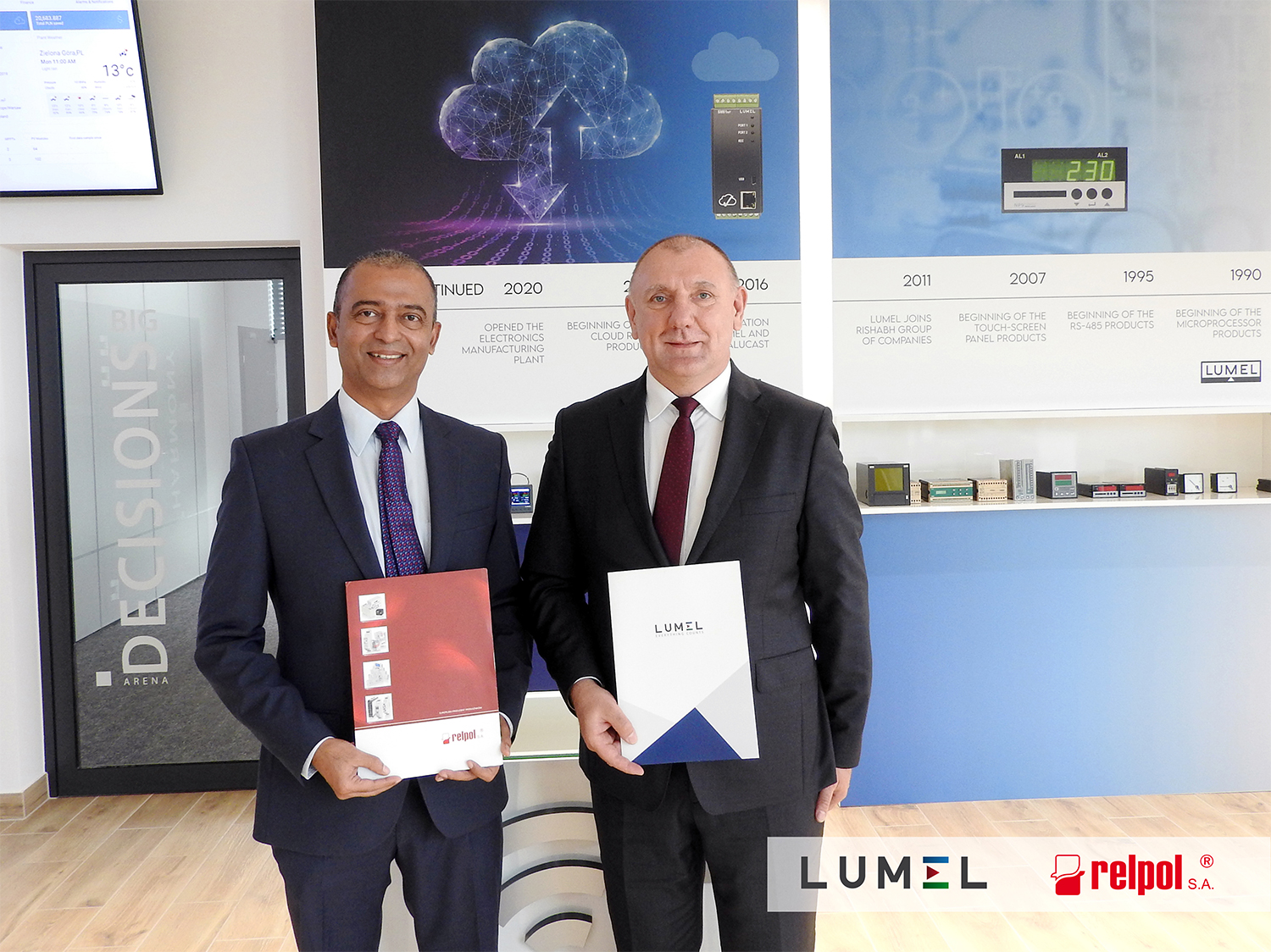 Dinesh Musalekar, Prezes Spółek LUMEL SA i LUMEL ALUCAST oraz Sławomir Bialik, Prezes RELPOL S.A. po podpisaniu umowy. Zakład Polon w Zielonej Górze kupiony przez LUMEL