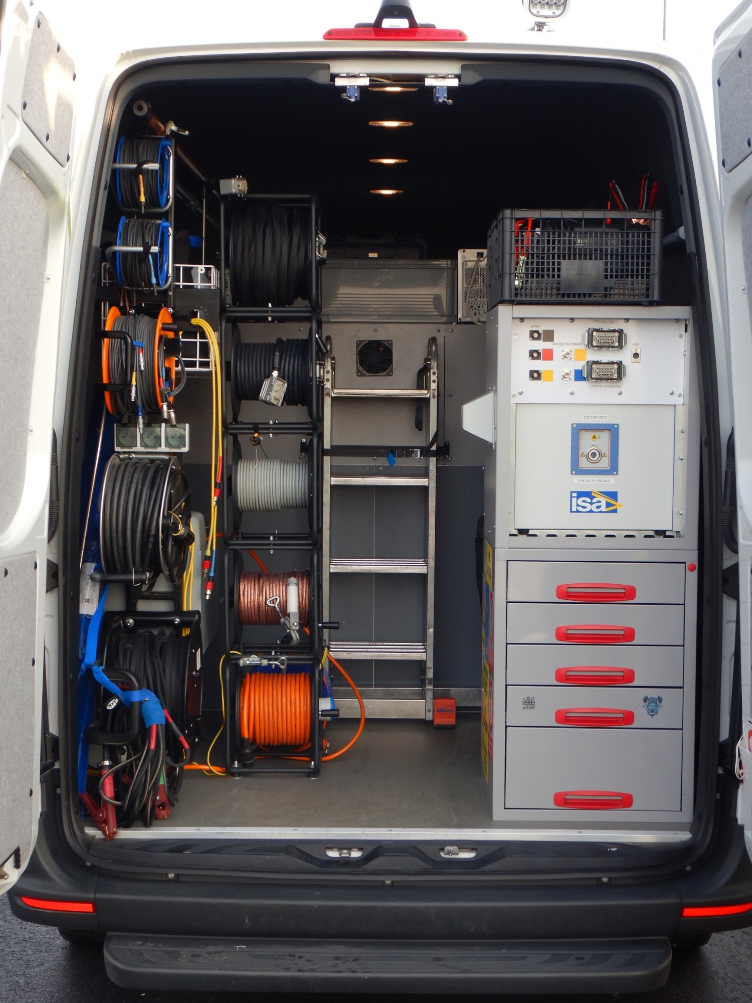 Na specjalnie dostosowanych samochodach znajduje się ustandaryzowana aparatura pomiarowa Na specjalnie dostosowanych samochodach znajduje się ustandaryzowana aparatura pomiarowa