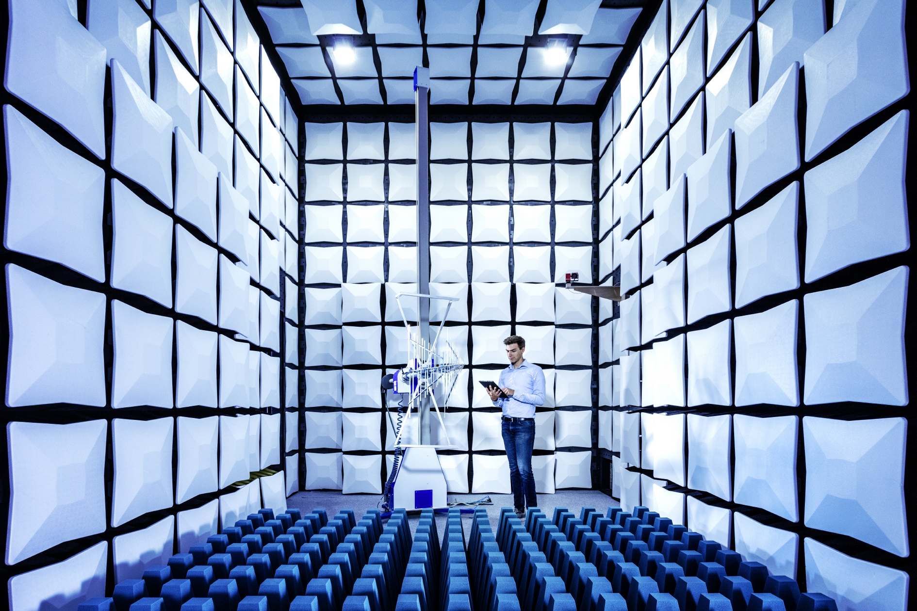 Podczas wydarzenia odbędą się prezentacje, demonstracje aplikacji oraz praktyczne warsztaty organizowane przez ekspertów z zakresu pomiarów kompatybilności elektromagnetycznej