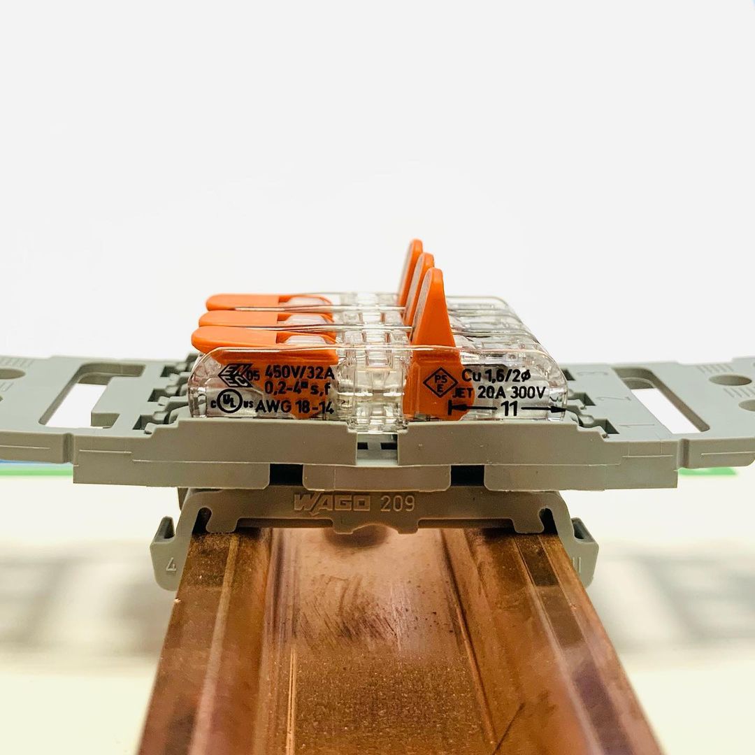 Adapter WAGO 221 Inline Dzięki nowej przelotowej złączce instalacyjnej z serii 221 możesz czerpać korzyści z podłączenia