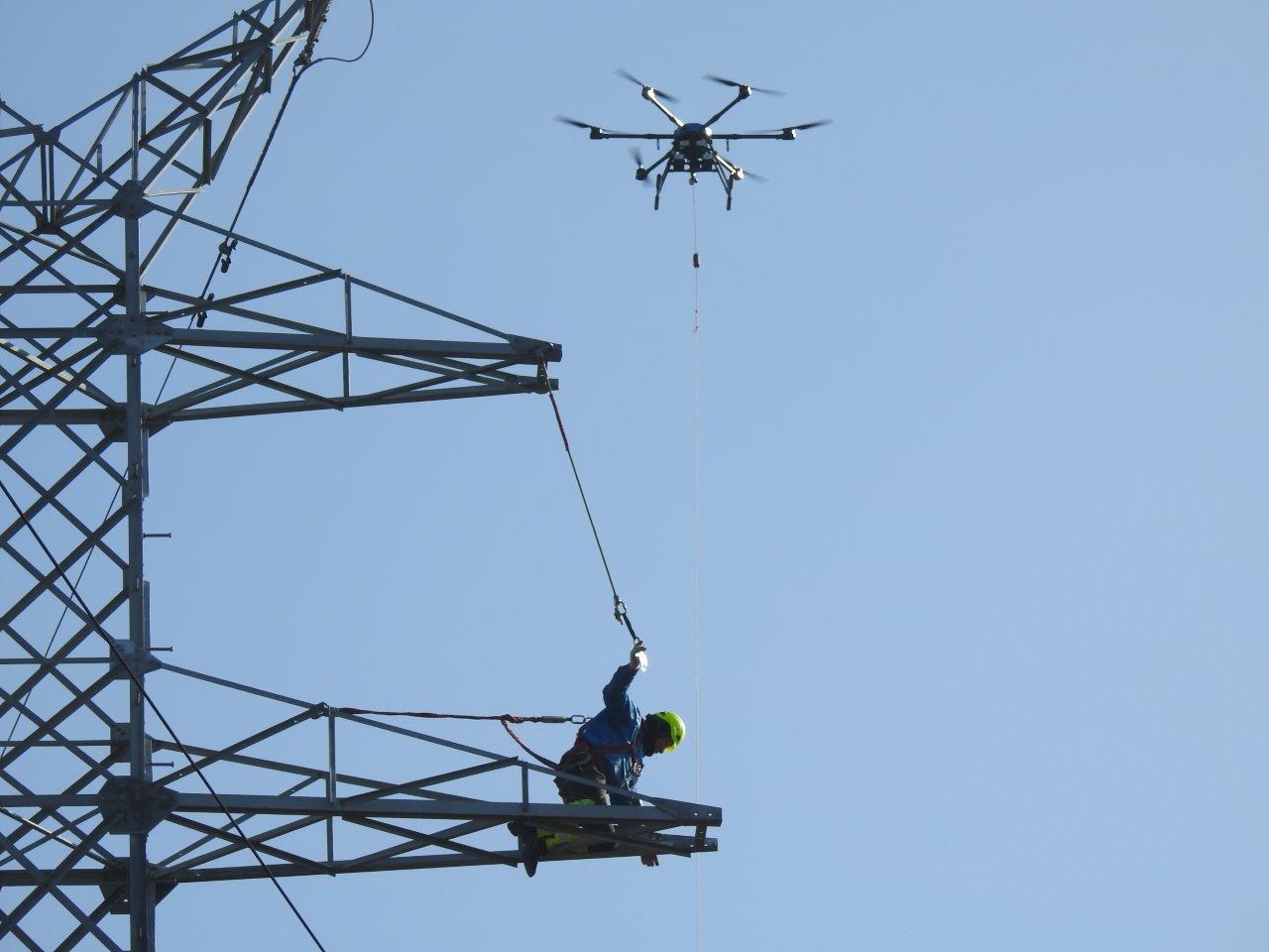 w celu usprawnienia prowadzonych prac zastosowano wynoszenie przewodów fazowych za pomocą drona