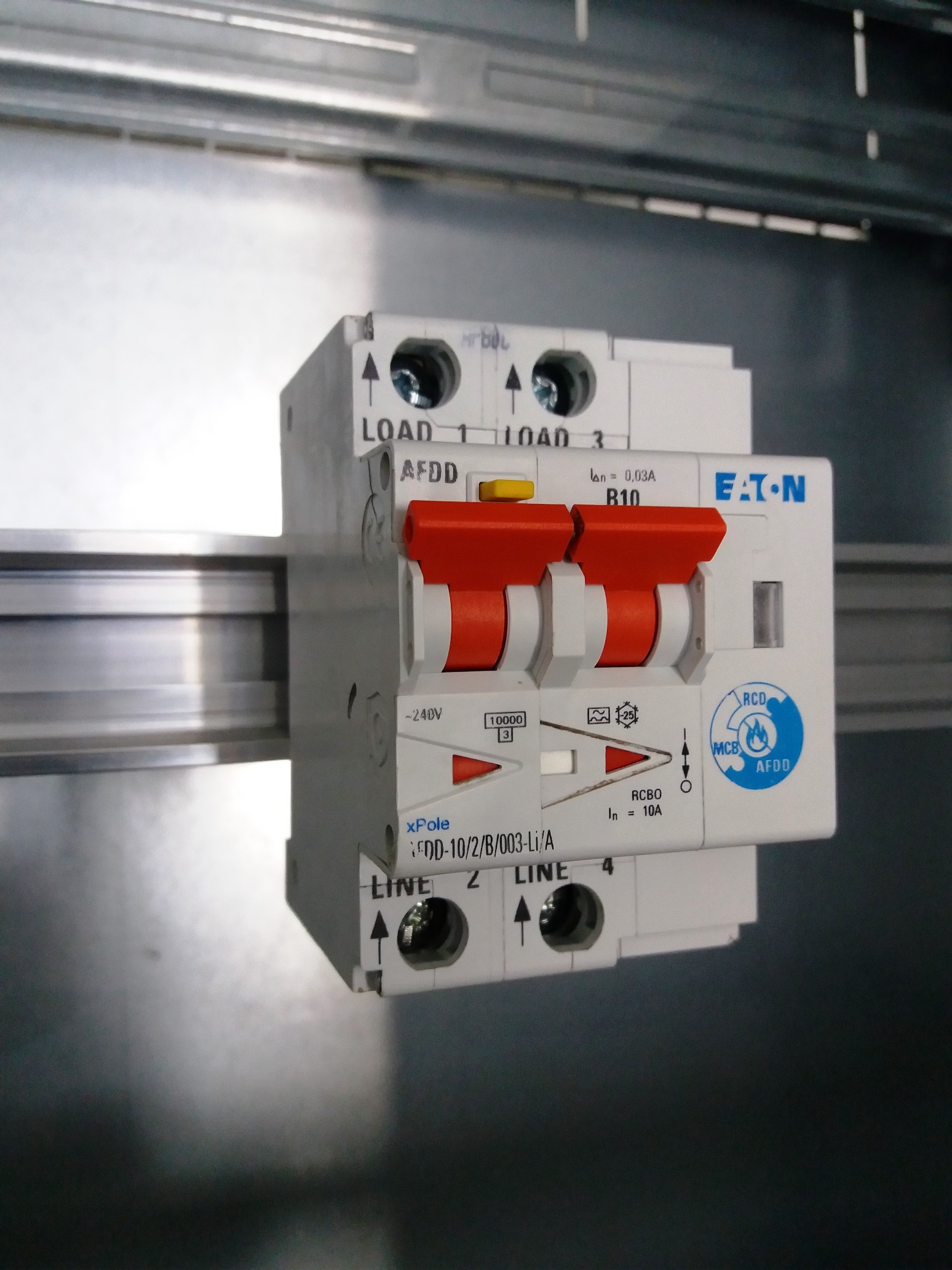 Rys. 1. Urządzenie EATON AFDD+ podtyp 2, zespolone z wyłącznikiem różnicowym z członem nadprądowym Rys. 1. Urządzenie EATON AFDD+ podtyp 2, zespolone z wyłącznikiem różnicowym z członem nadprądowym