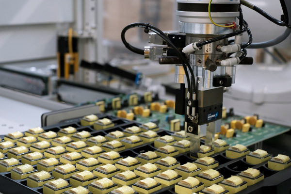 Automatyczny montaż PCB THT 