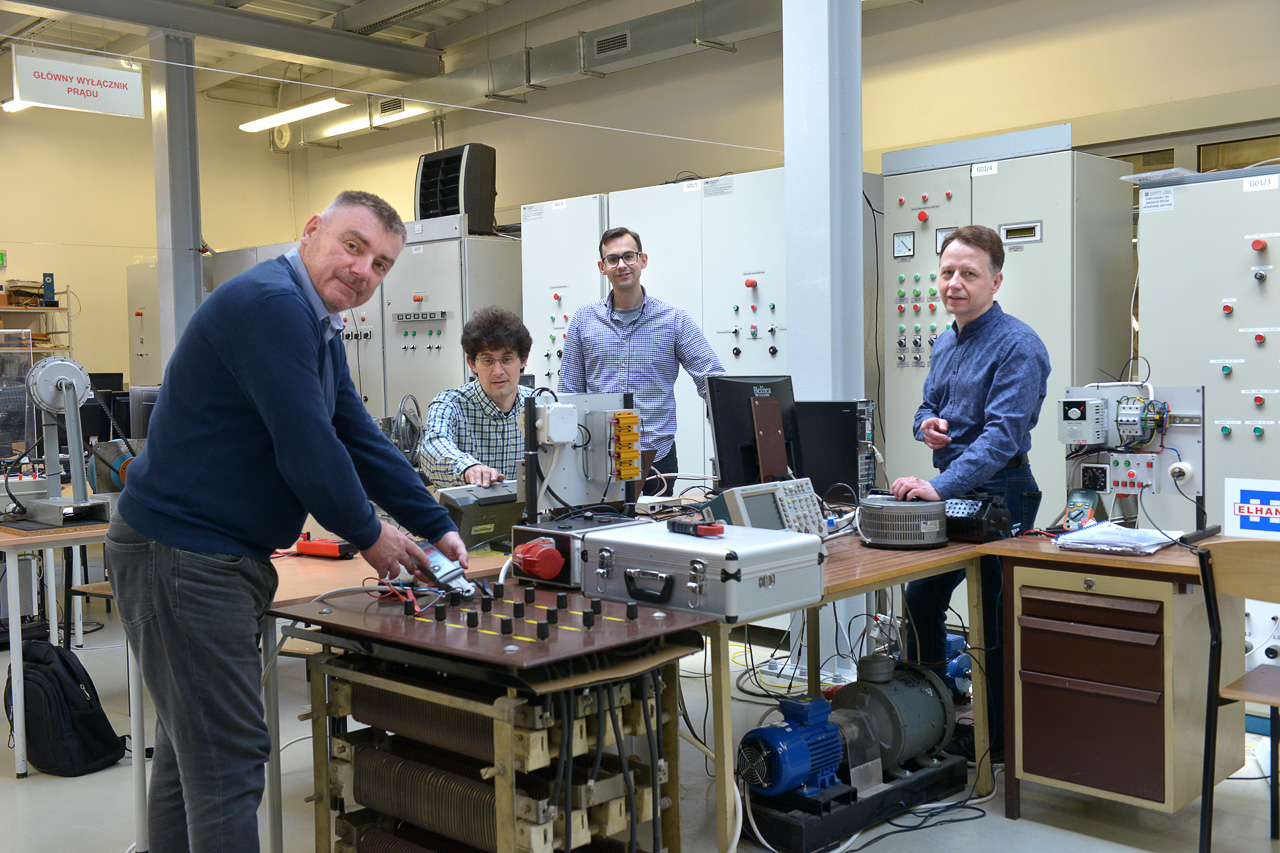 Zespół naukowców z Wydziału Elektrotechniki i Automatyki, pod kierownictwem dr inż. Rolanda Ryndzionka w składzie: dr inż. Krzysztof Blecharz, dr inż. Filip Kutt, dr inż. Grzegorz Kostro oraz dr inż. Michał Michna, opracował prototyp nowego generatora pięciofazowego. Zespół naukowców z Wydziału Elektrotechniki i Automatyki, pod kierownictwem dr inż. Rolanda Ryndzionka w składzie: dr inż. Krzysztof Blecharz, dr inż. Filip Kutt, dr inż. Grzegorz Kostro oraz dr inż. Michał Michna, opracował prototyp nowego generatora pięciofazowego.