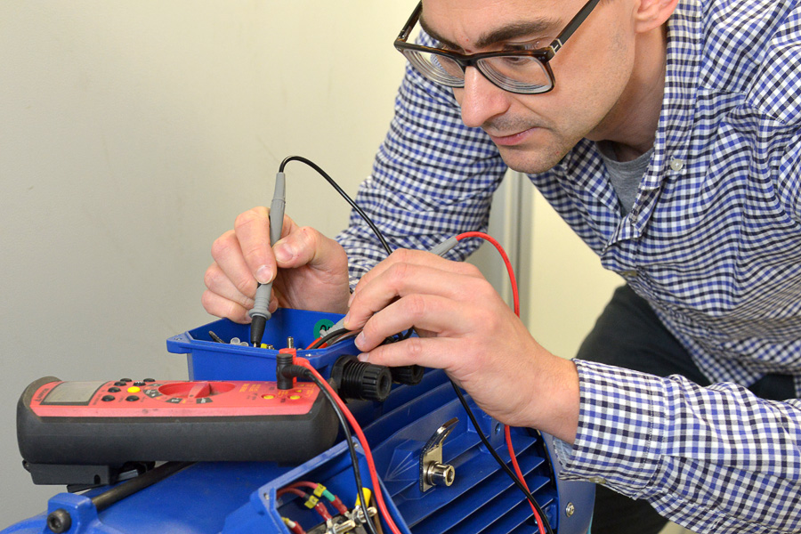 Zespół przygotował już prototyp pięciofazowego generatora szczotkowego, a obecnie trwają prace nad modelem bezszczotkowym. Zespół przygotował już prototyp pięciofazowego generatora szczotkowego, a obecnie trwają prace nad modelem bezszczotkowym.