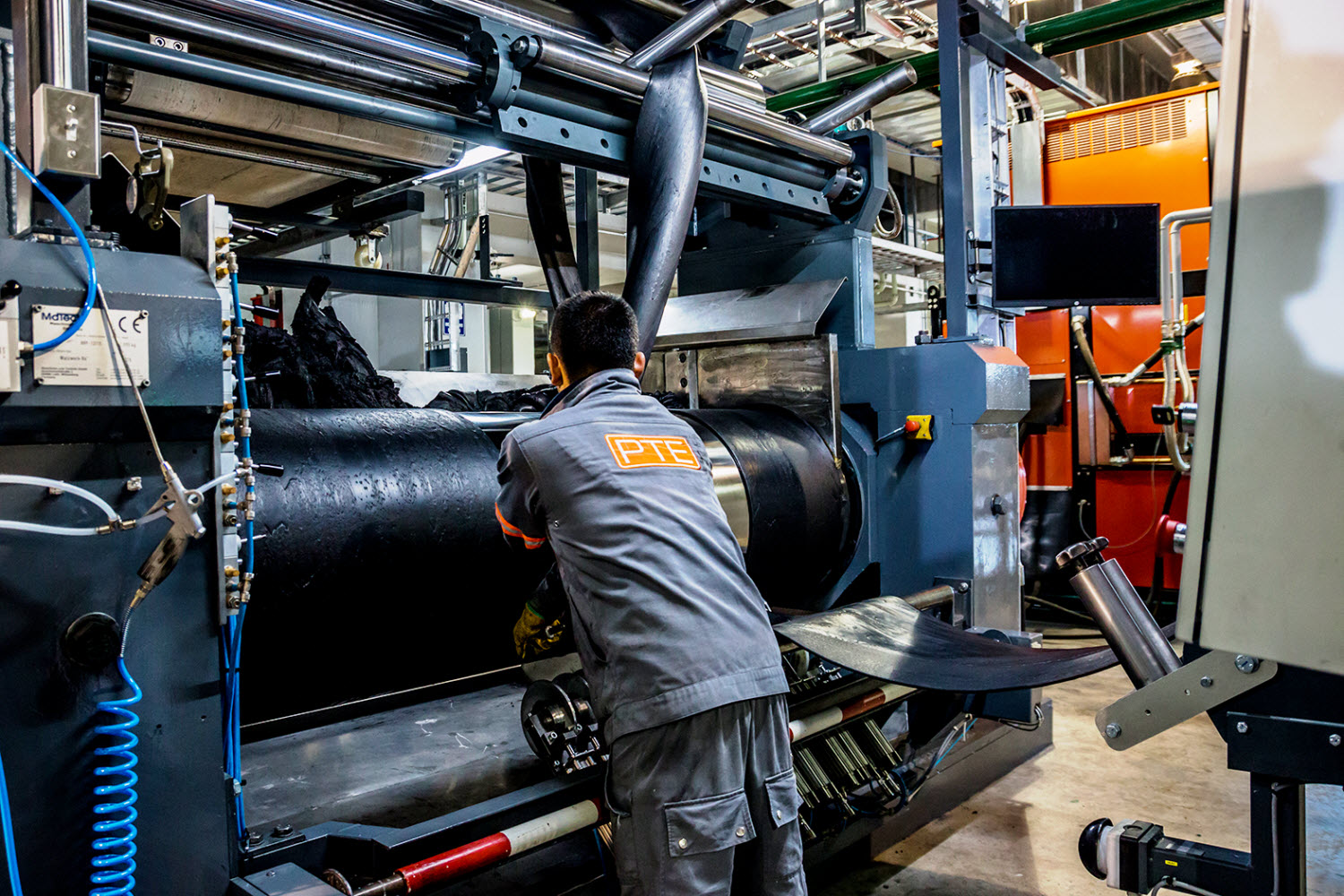 Oferowana przez firmę Bosch Rexroth funkcja szybkiego zatrzymywania walcarek sprawia, że miejsce pracy jest naprawdę bezpieczne. W sytuacjach awaryjnych systemy można zatrzymać natychmiast. Oferowana przez firmę Bosch Rexroth funkcja szybkiego zatrzymywania walcarek sprawia, że miejsce pracy jest naprawdę bezpieczne. W sytuacjach awaryjnych systemy można zatrzymać natychmiast.