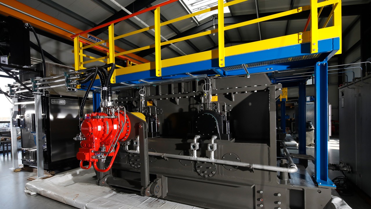 Kompletny system hydrauliczny do strefy zagrożenia wybuchem 2: kruszarka Jülch do koksu naftowego z silnikiem typu tandem, agregatem i sterownikiem oraz systemem monitorowania stanu. (Zdjęcie: Jülch GmbH)