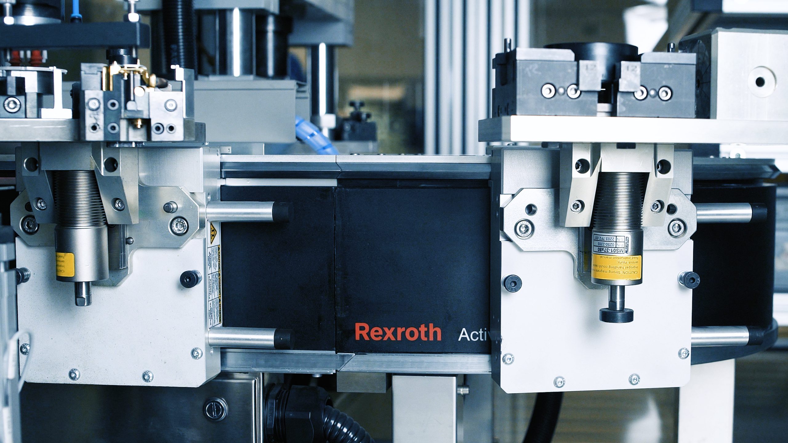 Całą linię obsługuje silnik liniowy, dzięki któremu palety na przedmioty obrabiane poruszają się niezależnie od siebie, trafiając precyzyjnie na wyznaczone pozycje. Możliwa jest też zmiana kierunku przemieszczania oraz przechodzenie po kolei na różne pozycje w obrębie jednego stanowiska. 