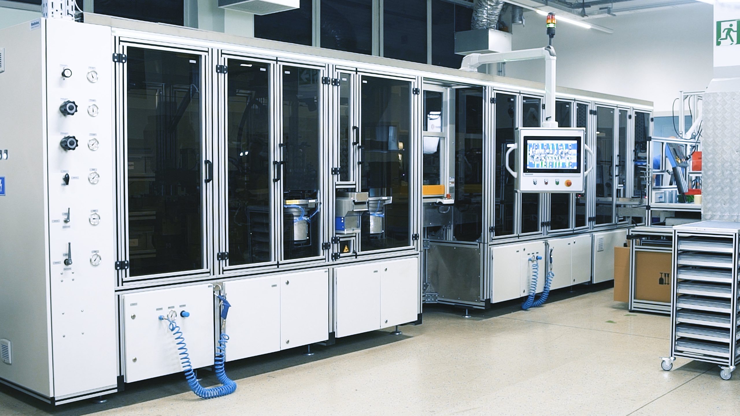 Instalacja do kompletnego montażu manometrów w krótkich cyklach: 20 stanowisk obejmujących montaż, wykrawanie, sprężyny pomiarowe, kalibrację, wizyjne systemy kontroli jakości, przykręcanie śrub i nanoszenie oznaczeń. 