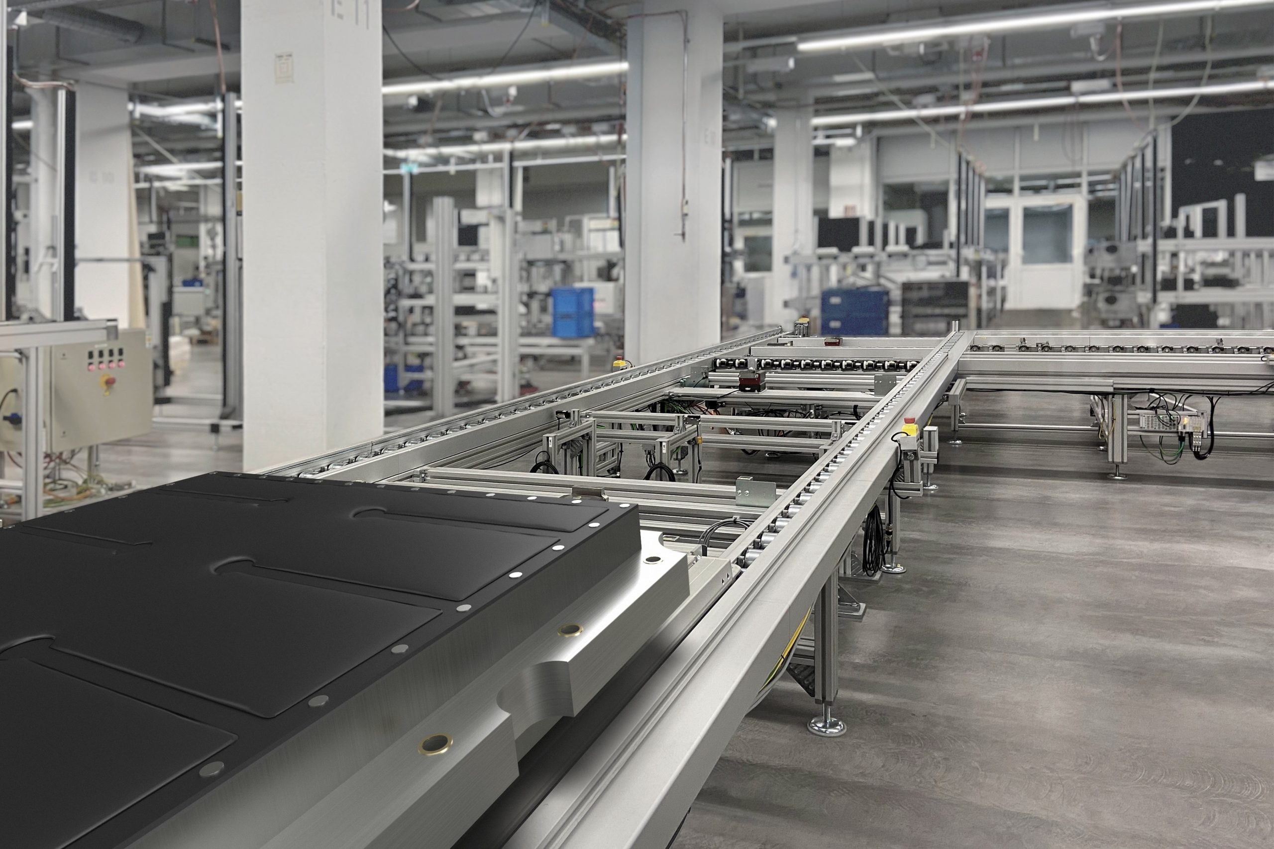 Nowy system transportowy TS7 może w sposób bezpieczny i niezawodny przenosić w przestrzeni montażowej zestawy akumulatorów o wadze znacznie przekraczającej tonę. (Źródło ilustracji: Bosch Rexroth AG)