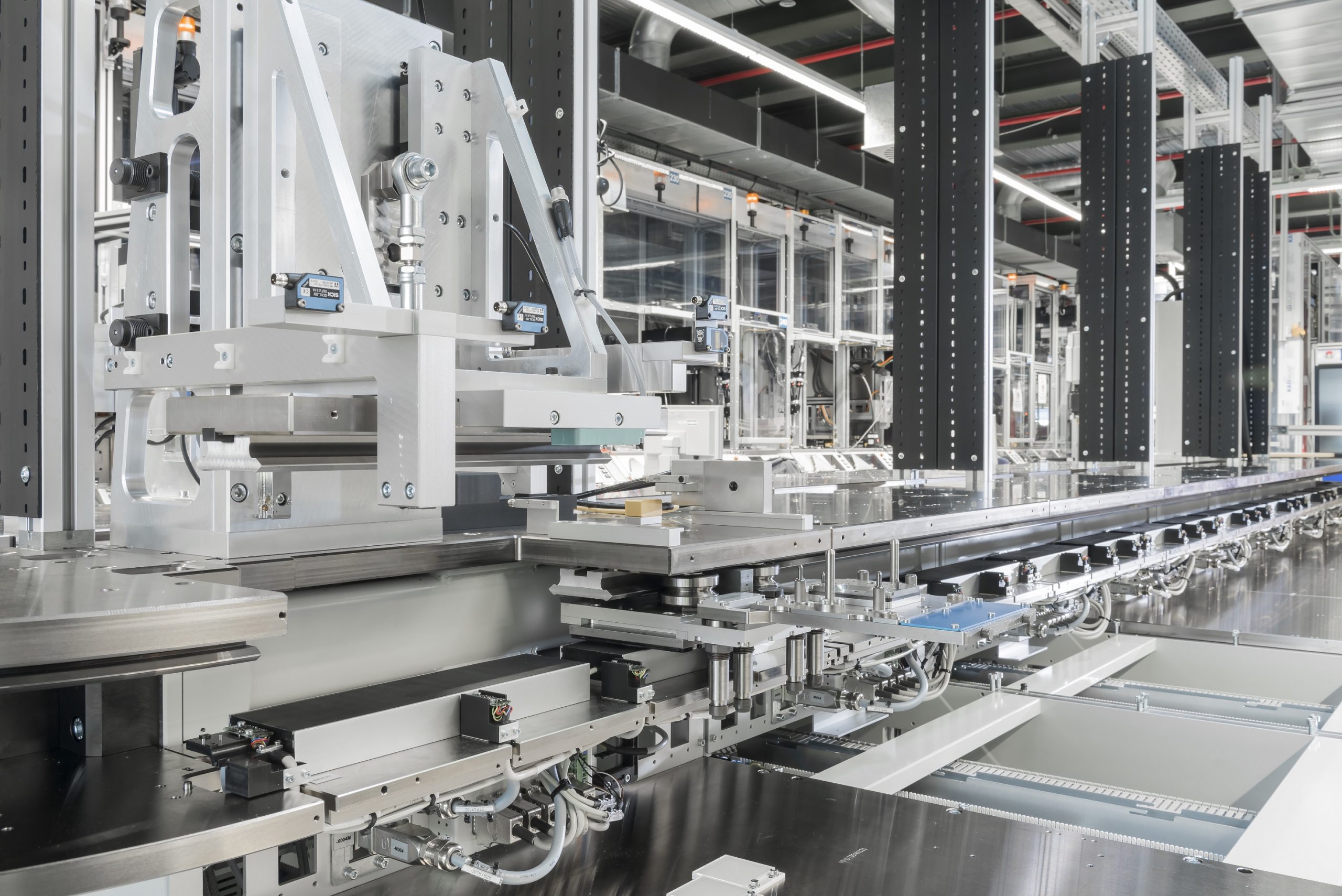 Elastyczny system transportu FTS w sposób bezkontaktowy przeprowadza elementy akumulatora przez komory procesowe. (Źródło ilustracji: Bosch Rexroth AG)