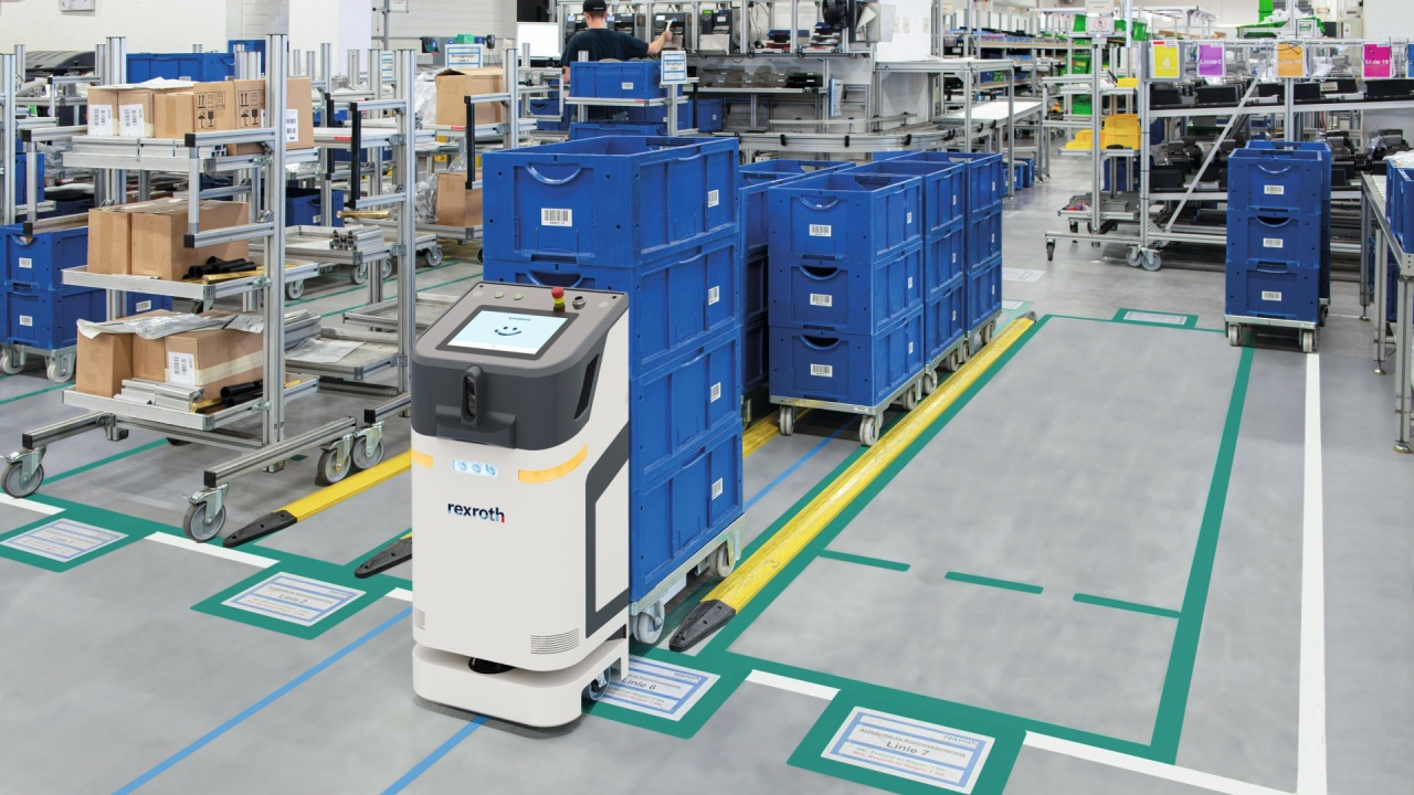 Wyświetlacz dotykowy i wykrywanie przeszkód 3D: Nowy robot ActiveShuttle z zaawansowanym systemem interakcji (Advanced Interaction) przenosi małe wózki w sposób autonomiczny i bezpieczny, z dużą elastycznością. (Źródło ilustracji: Bosch Rexroth AG)