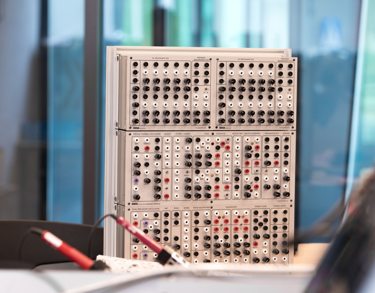 Laboratorium Nowych Mediów – TAURON Lab powstało na Akademii Sztuk Pięknych w Katowicach. Miejsce wyróżnia się zastosowaniem najnowszych i najbardziej zaawansowanych technologii w muzyce, które dają niespotykane dotychczas możliwości twórcze artystom oraz naukowcom.